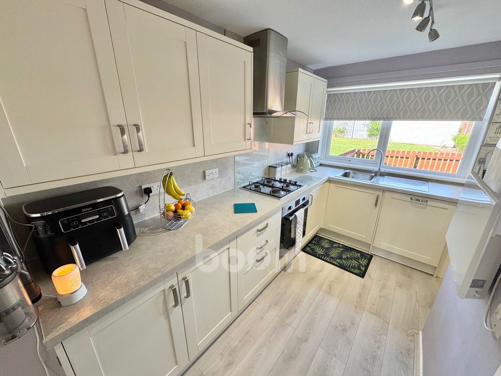 Property photo 2 of 18 Sundrum Place, Kilwinning Kitchen Pic