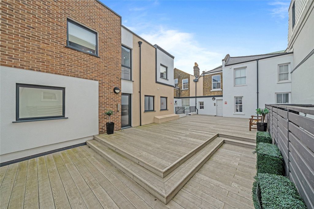 Property photo 3 of 8 Picture No. 14