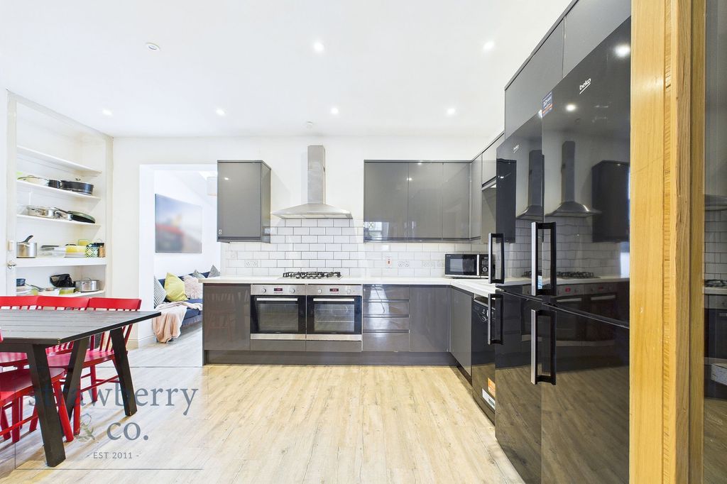 Property photo 1 of 11 Communal Kitchen