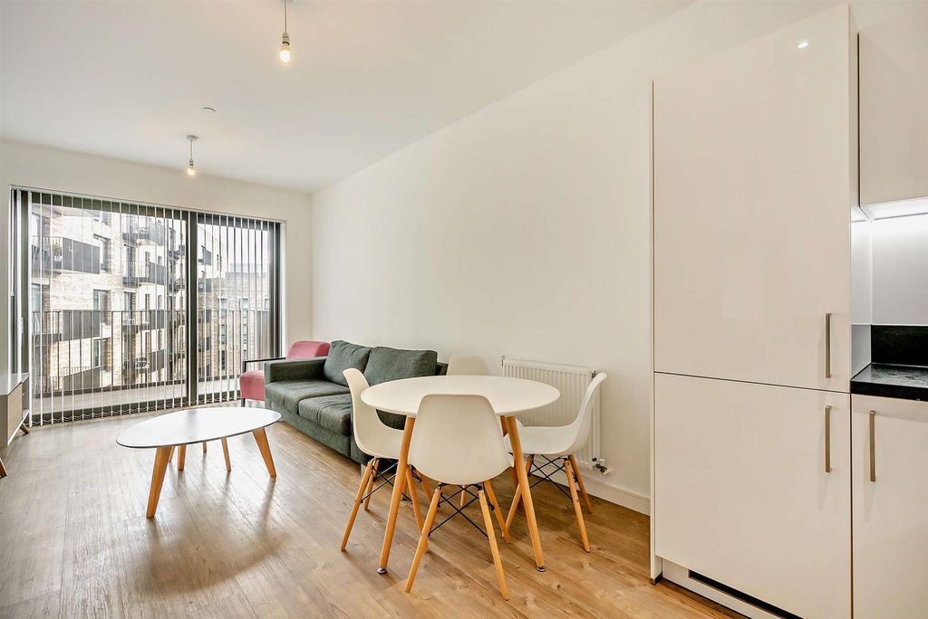 Property photo 3 of 17 8570795-Interior19-800.Jpg