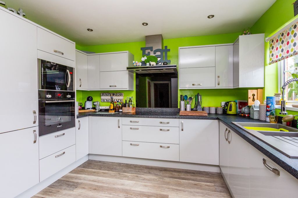 Property photo 3 of 16 Kitchen