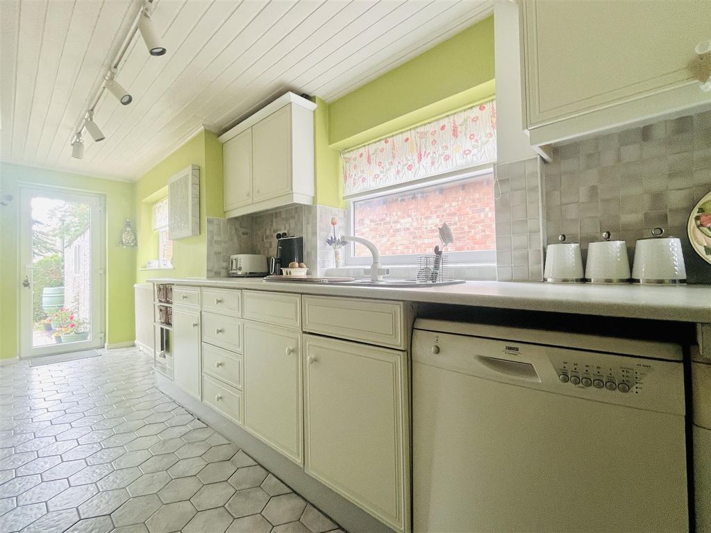 Property photo 3 of 26 Breakfast Kitchen