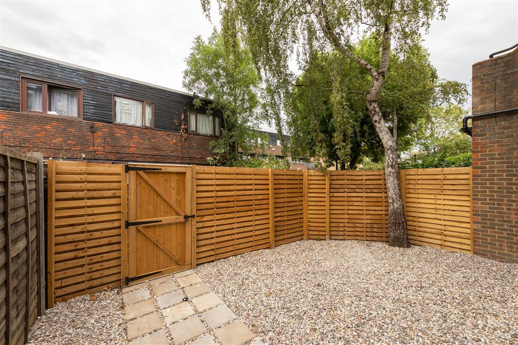 Property photo 3 of 31 Churchfields, E18