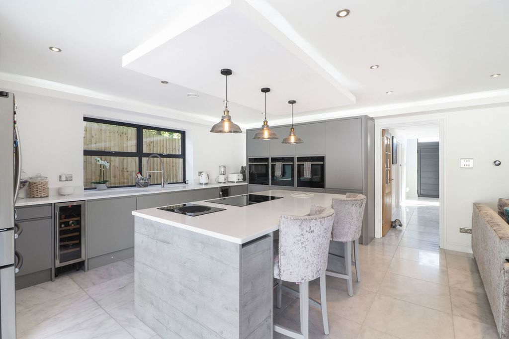 Property photo 2 of 27