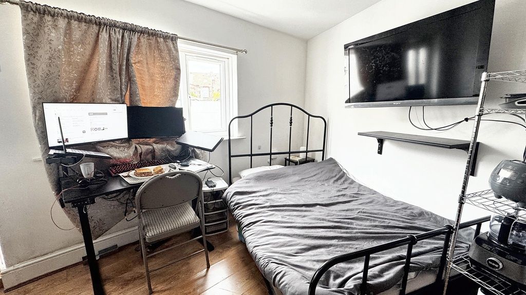 Property photo 2 of 5 Bright Bedroom With Desk And Wall-Mounted TV...