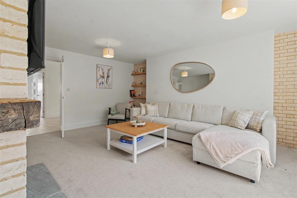 Property photo 3 of 42 Lounge