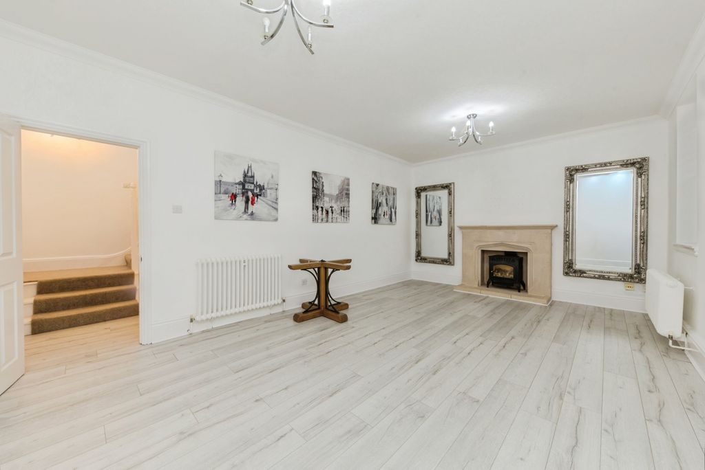 Property photo 3 of 17 Photo