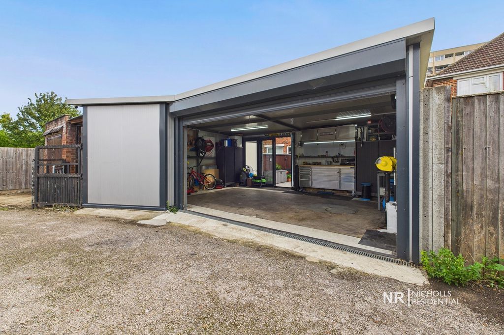 Property photo 2 of 17 Garage