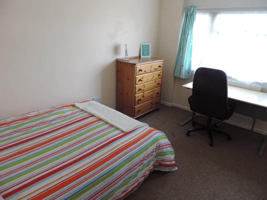 Property photo 3 of 5 Bright Bedroom With Desk And Natural Light...
