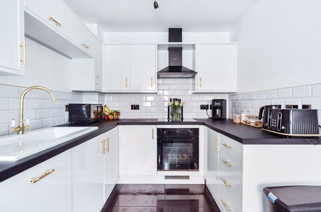 Property photo 2 of 11 Kitchen