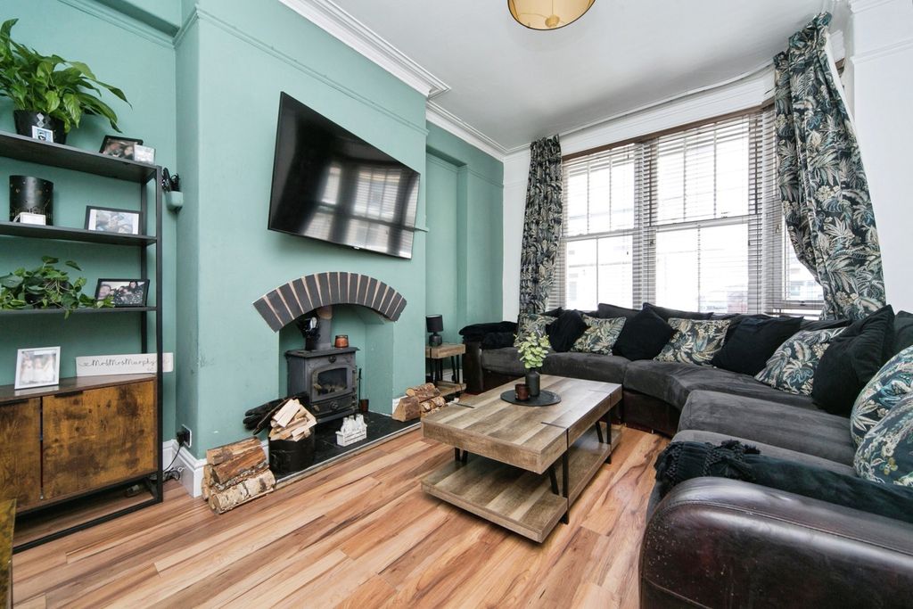 Property photo 2 of 17 Photo