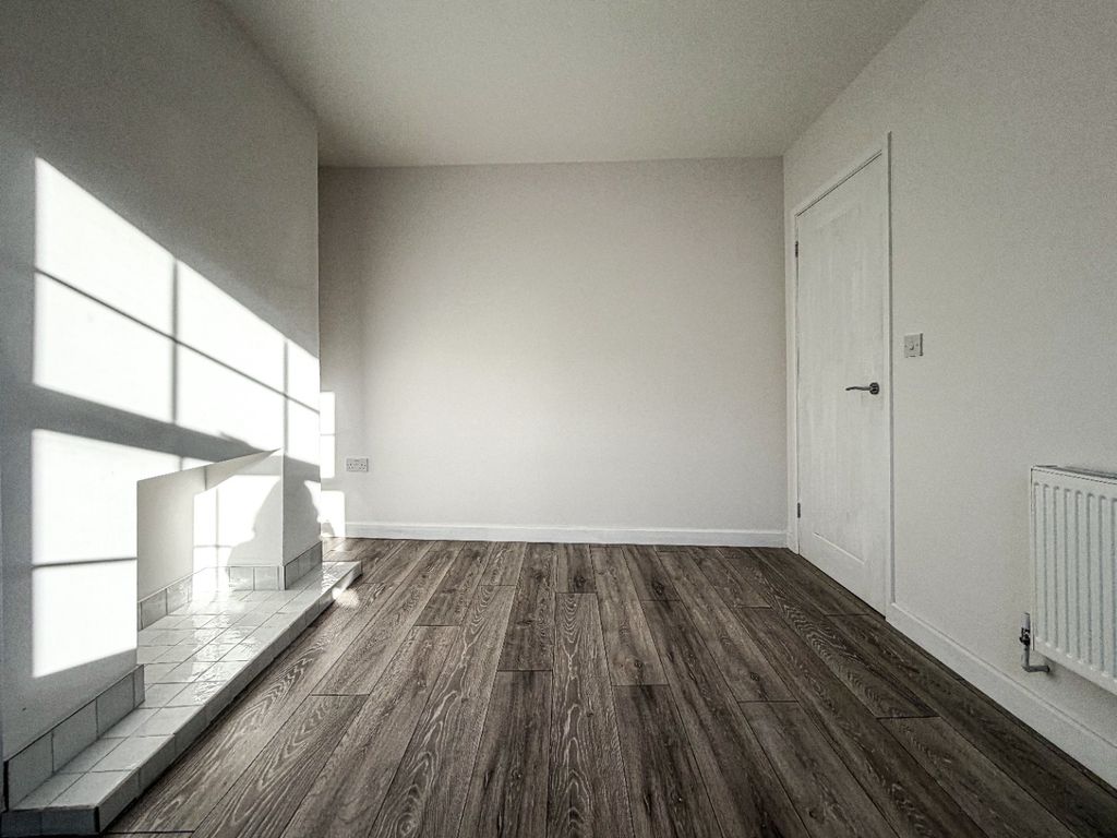 Property photo 2 of 15 4716554