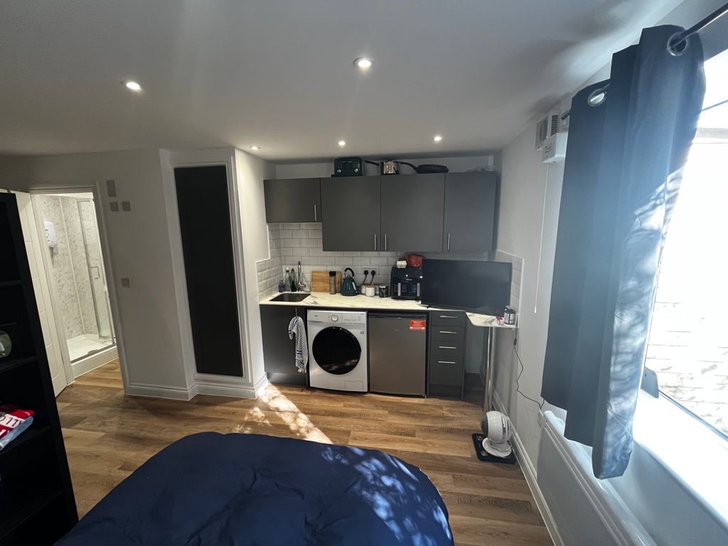 Property photo 1 of 6 Cover