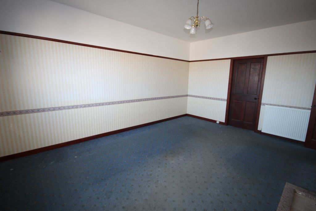 Property photo 3 of 12 Lounge 