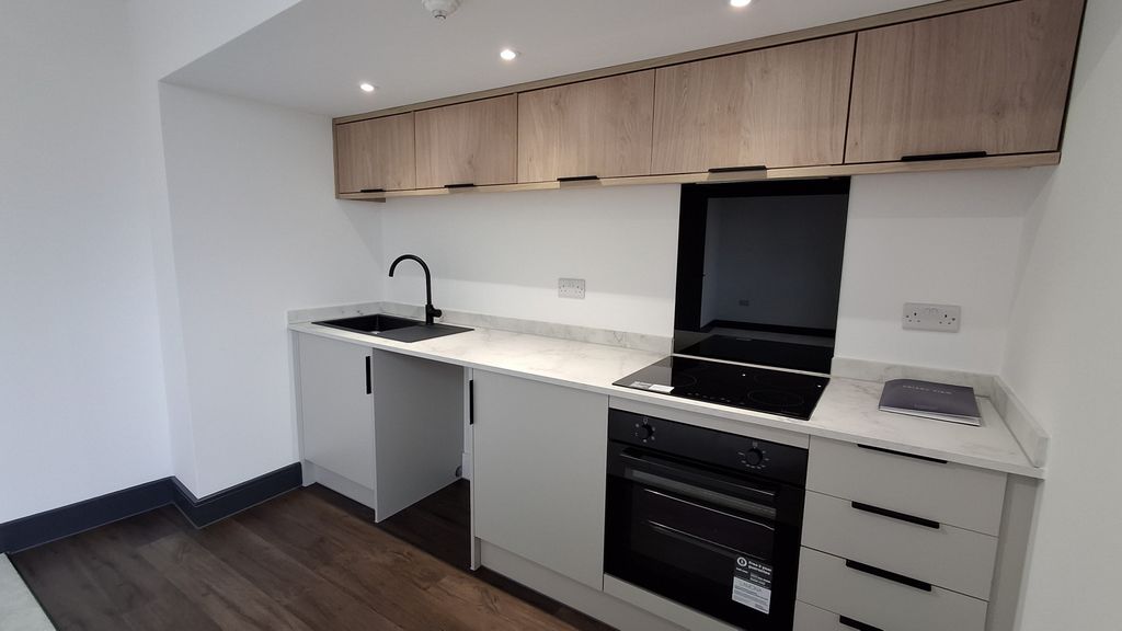 Property photo 3 of 10 Kitchen