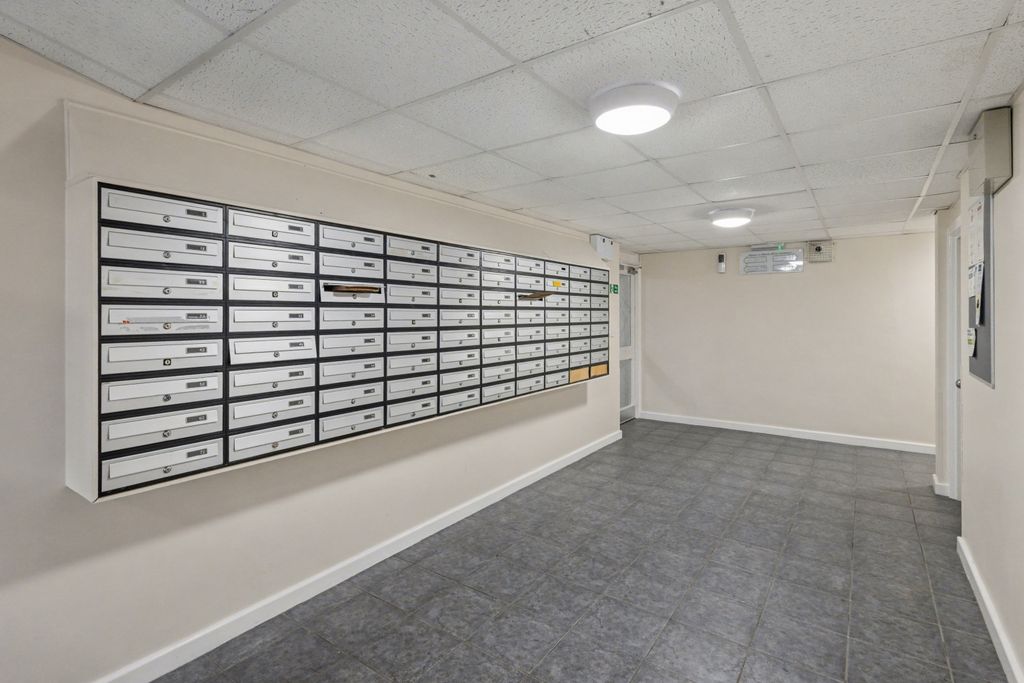 Property photo 3 of 6 Flat 48 Weavers Brook, Cumberland Close, Halifax Hx2 8Nf