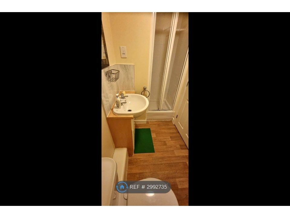Property photo 3 of 7 En-Suite Wash Room