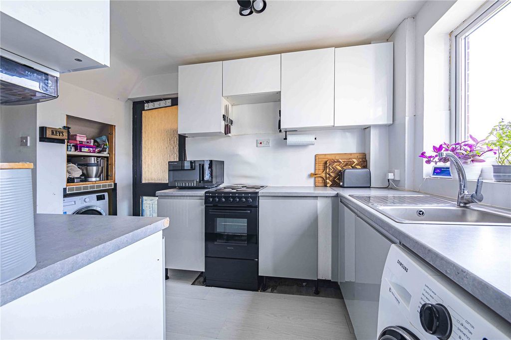 Property photo 2 of 18 Picture No. 32