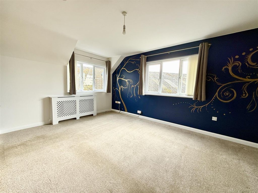 Property photo 3 of 13 Lounge