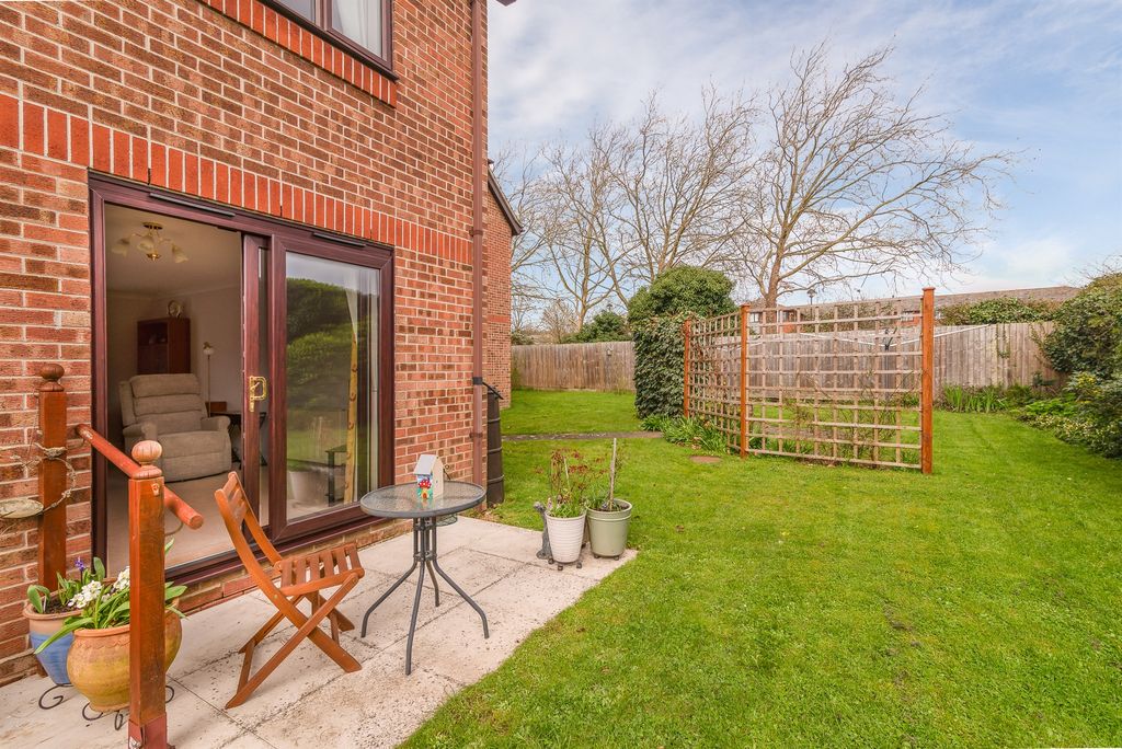 Property photo 2 of 14 Communal Gardens