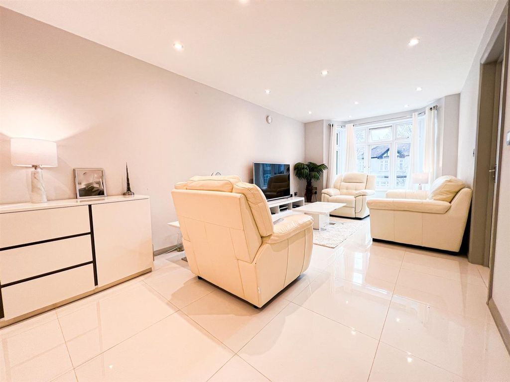 Property photo 3 of 11 Bance Court E18