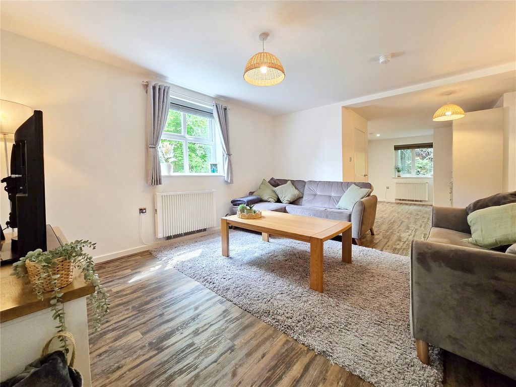 Property photo 3 of 22 Lounge