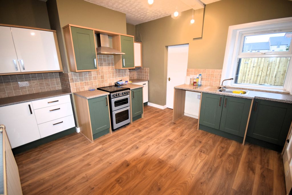 Property photo 3 of 11 Kitchen