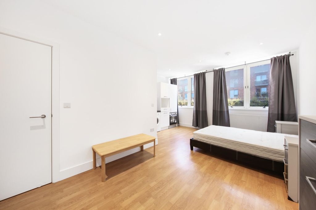 Property photo 2 of 5 Bedroom