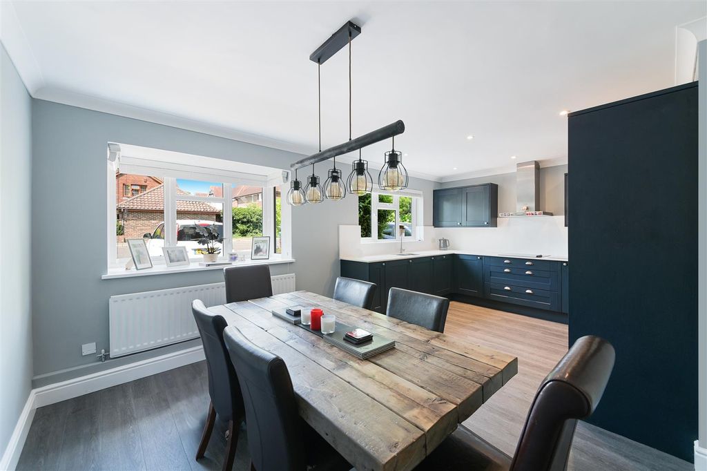 Property photo 2 of 21 Chaucer Close,8- (19).Jpg