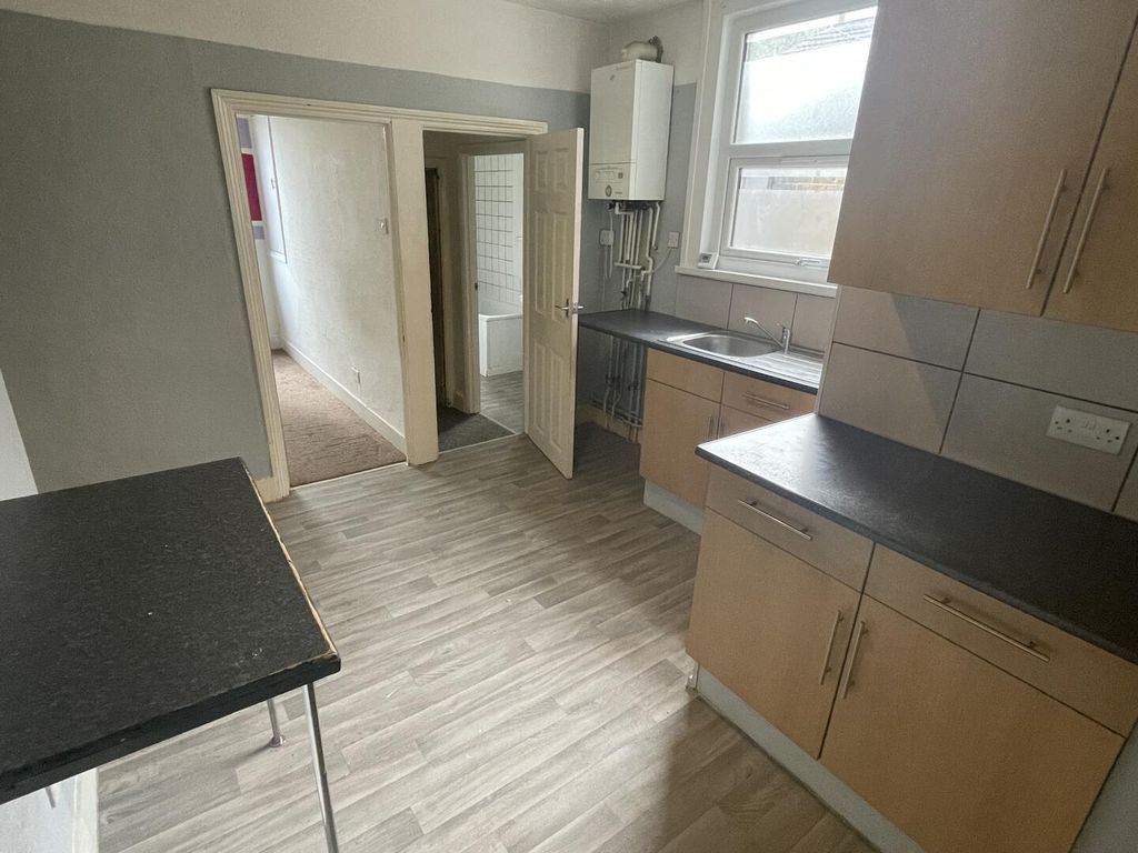 Property photo 2 of 9 Kitchen
