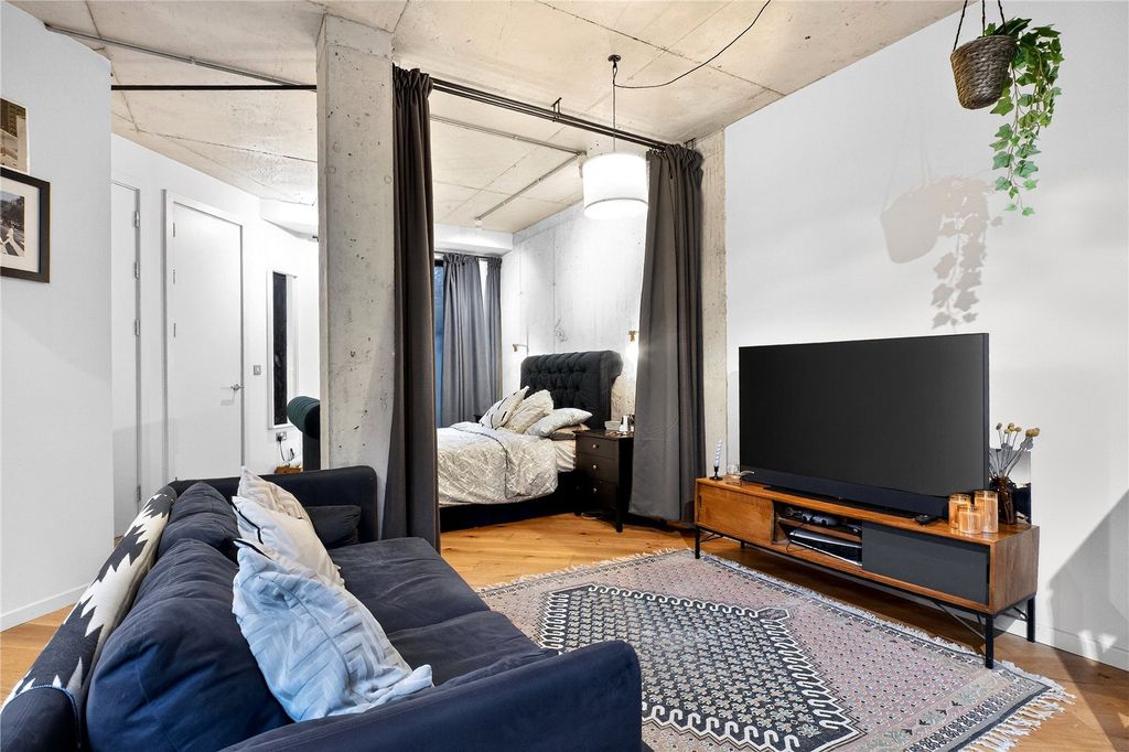 Property photo 3 of 20 Reception/Bedroom