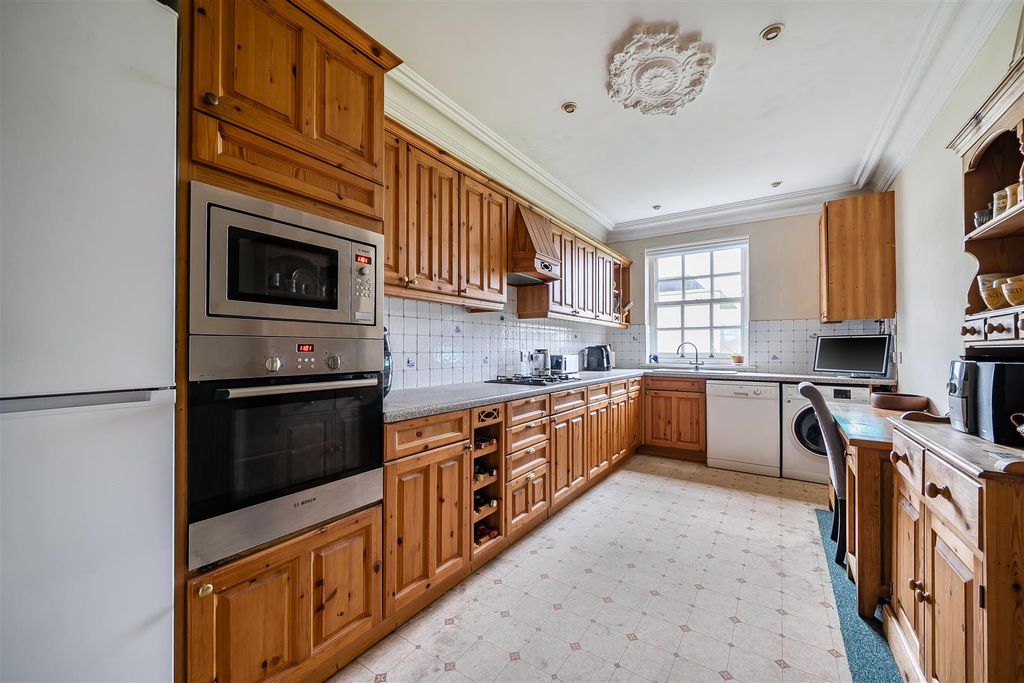 Property photo 3 of 19 Kitchen