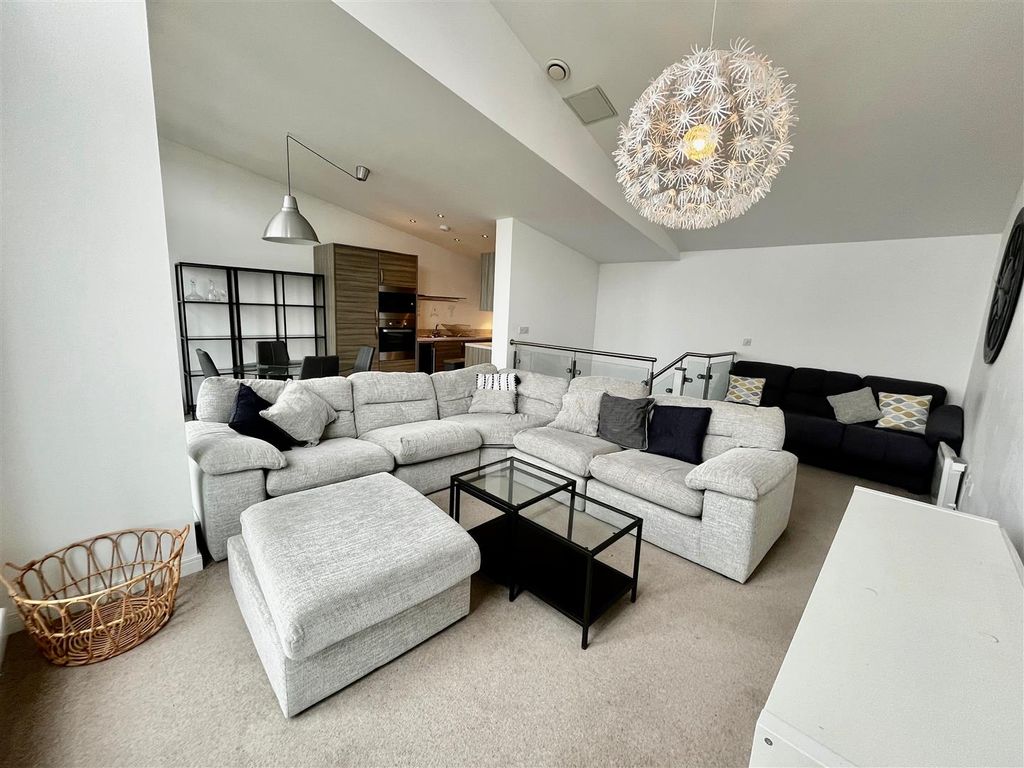 Property photo 1 of 20 Lounge