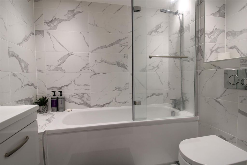 Property photo 3 of 9 Bathroom