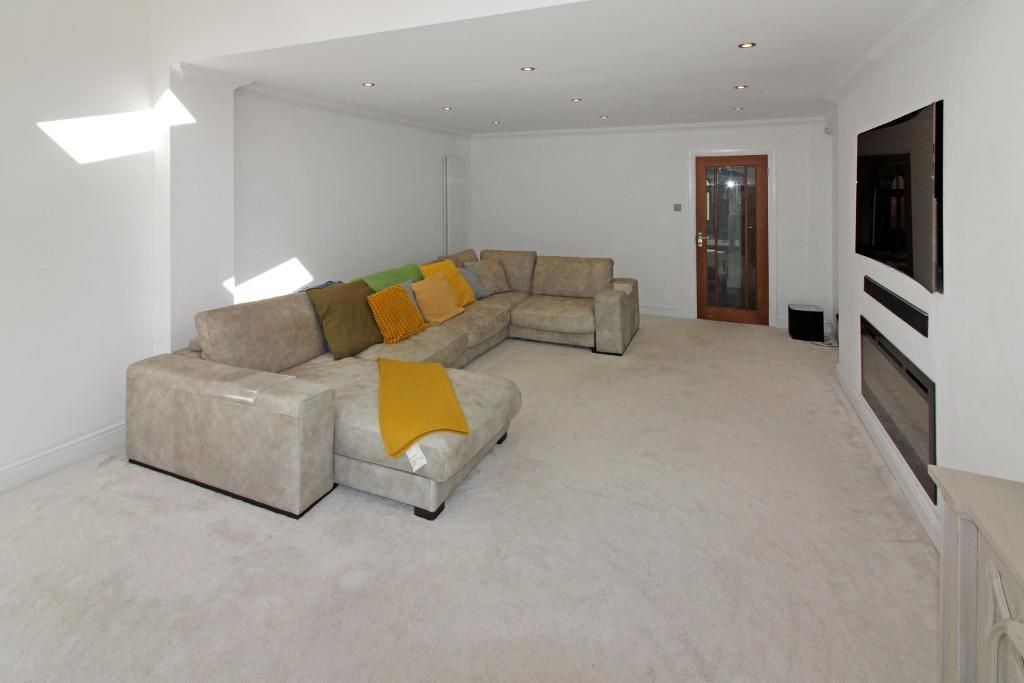 Property photo 3 of 22 Lounge