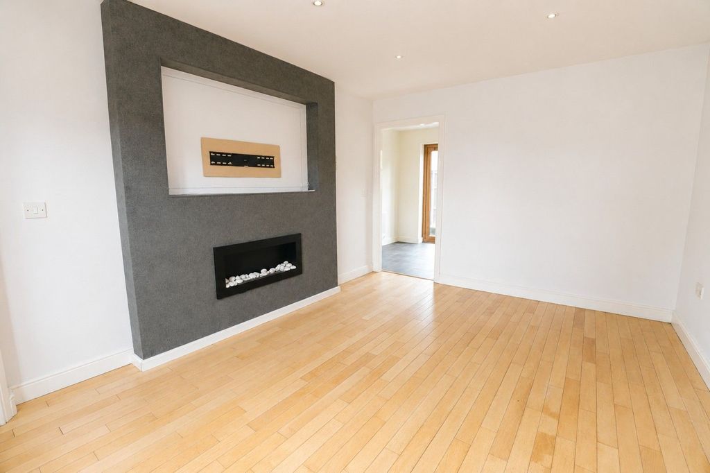 Property photo 2 of 25