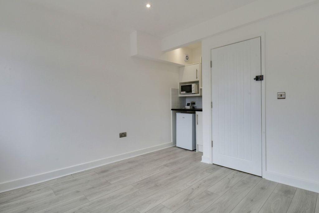 Property photo 2 of 6 4882402