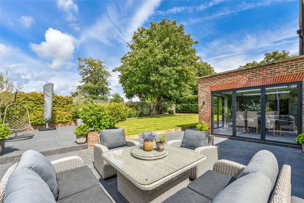 Property photo 2 of 16 Garden Seating