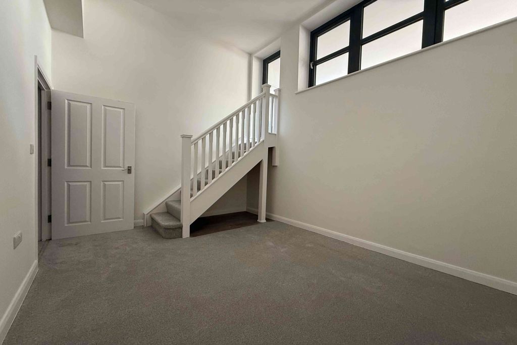 Property photo 3 of 6 Bedroom