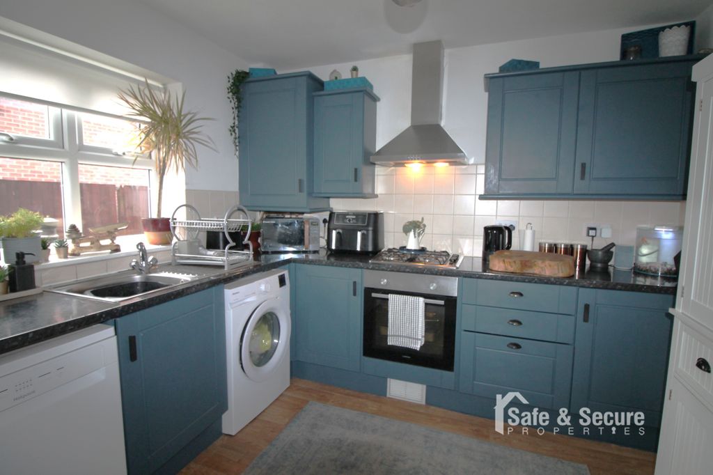 Property photo 2 of 19 Kitchen (1)