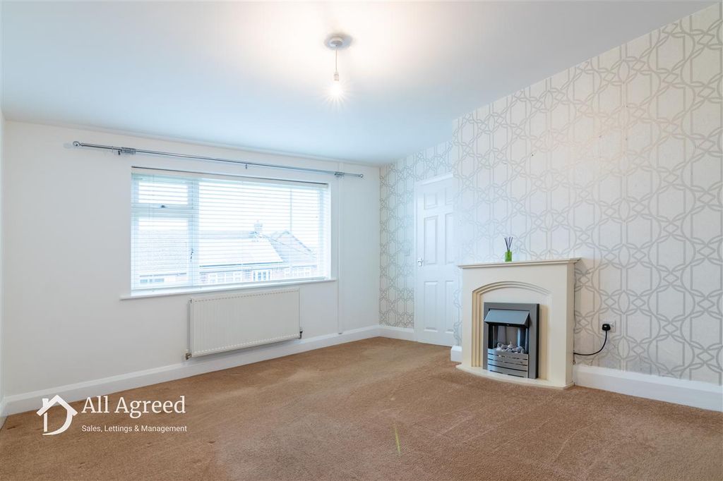 Property photo 3 of 14 Lounge