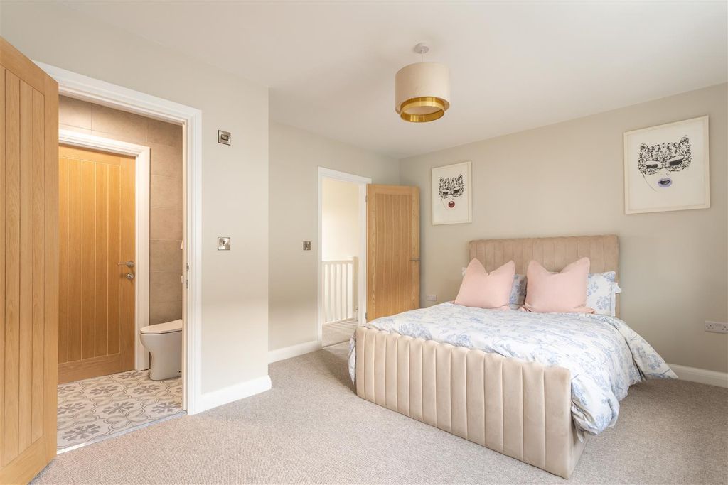 Property photo 2 of 32 32 Southampton Street-23.Jpg