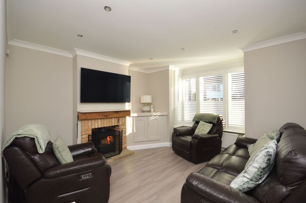 Property photo 2 of 27