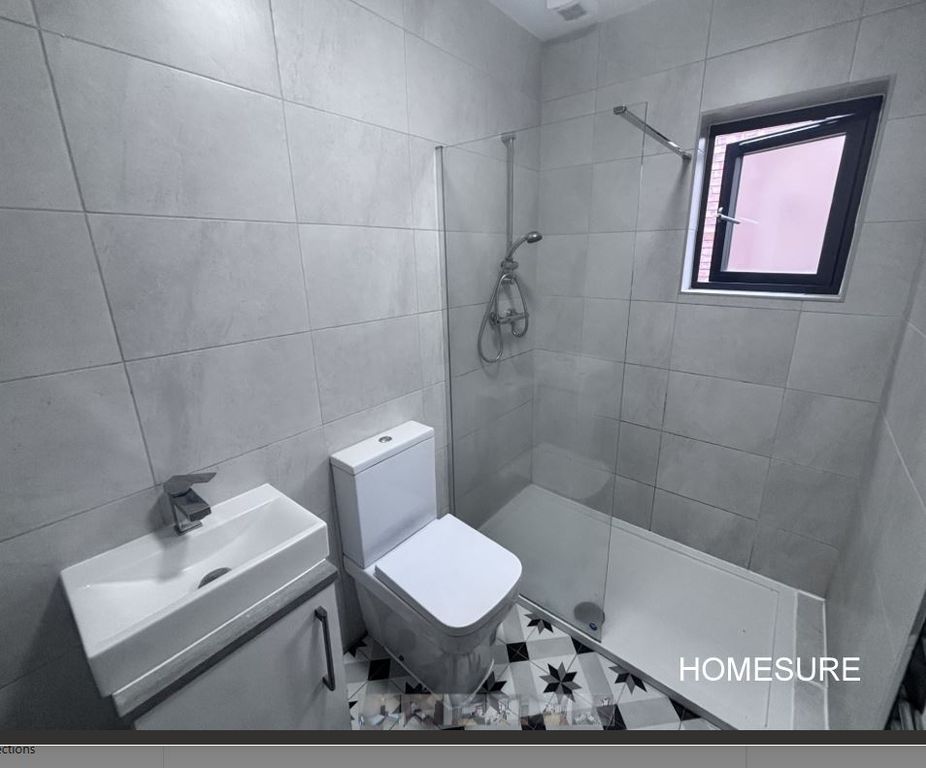 Property photo 2 of 6 8 York Street Bathroom