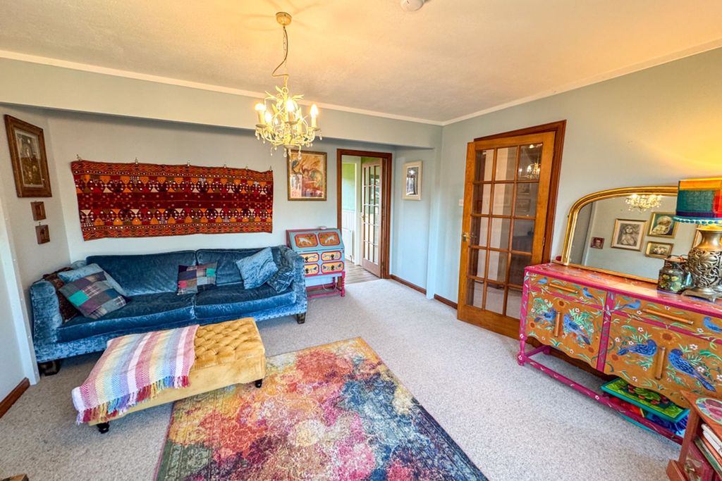Property photo 3 of 16 Lounge