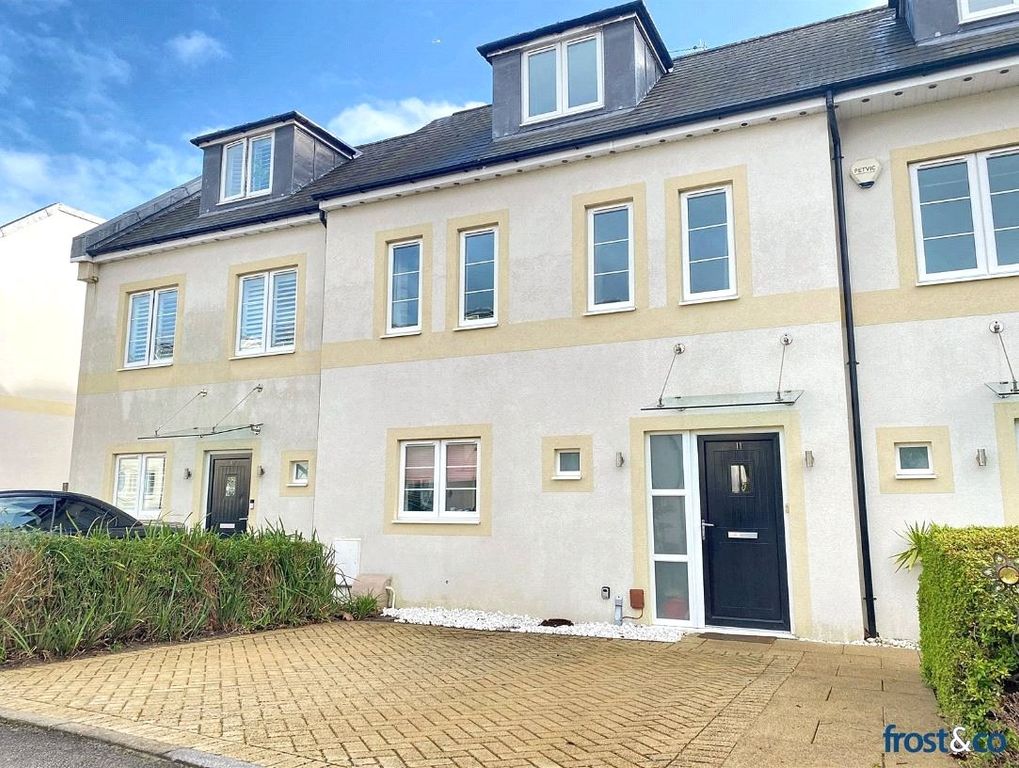 Property photo 1 of 15 Park Close