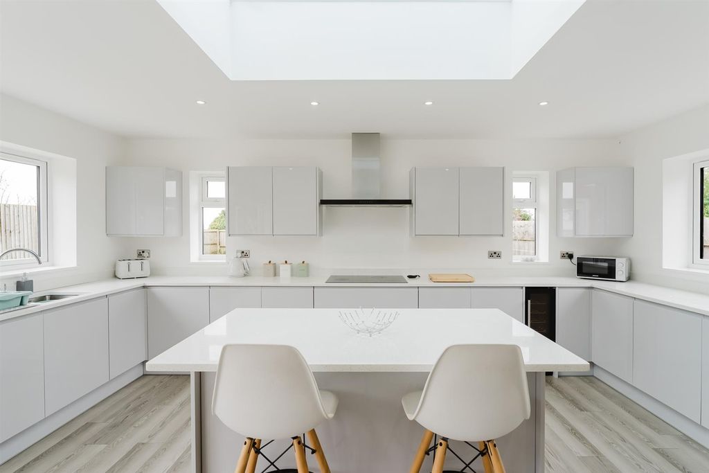 Property photo 3 of 25 Springfields 16.Jpg