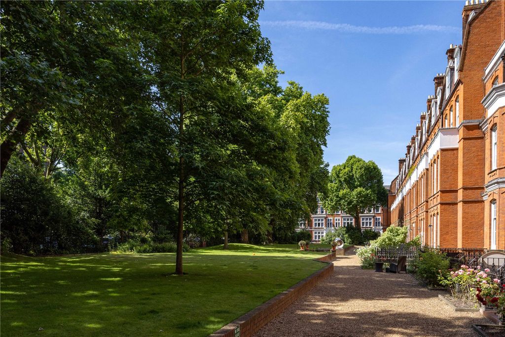 Property photo 3 of 23 Leafy Gardens