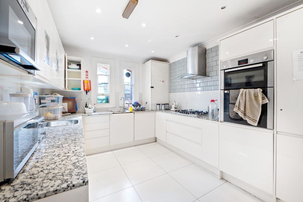 Property photo 3 of 18 Kitchen