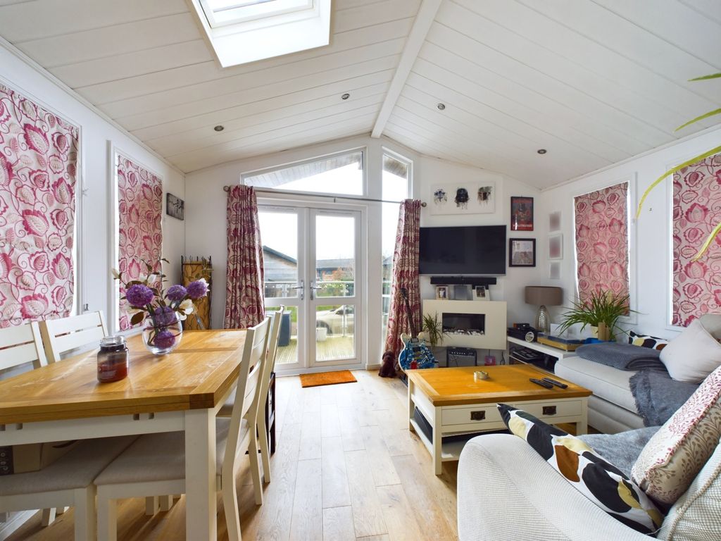 Property photo 3 of 11 30003209-Hr-2